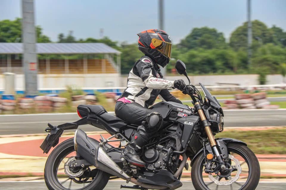 Nữ biker U60 đam mê PKL, một mình một xe ôm cua chinh phục những cung đường khó