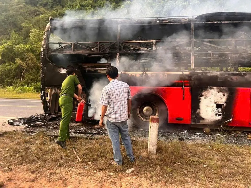Cháy xe giường nằm trên cao tốc La Sơn - Túy Loan, 24 hành khách may mắn thoát nạn