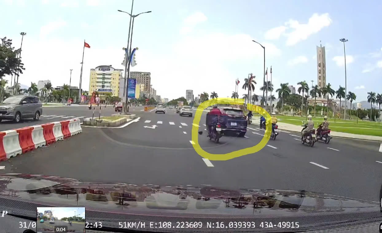 Mũ bảo hiểm rơi trên đường gây tai nạn cho người tham gia giao thông