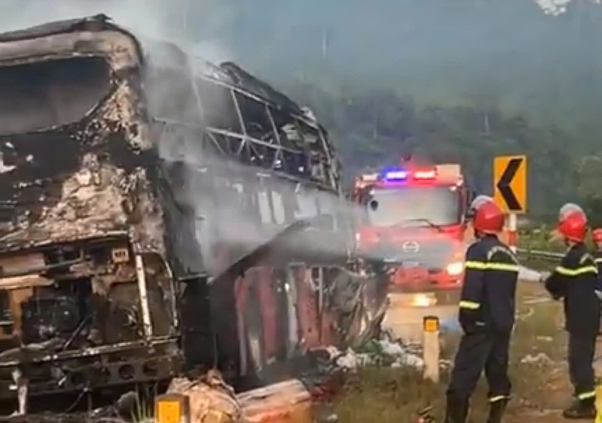 Cháy xe giường nằm trên cao tốc La Sơn - Túy Loan, 24 hành khách may mắn thoát nạn