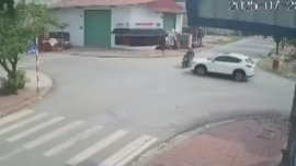 Xe máy trả giá đắt vì thiếu quan sát qua ngã tư