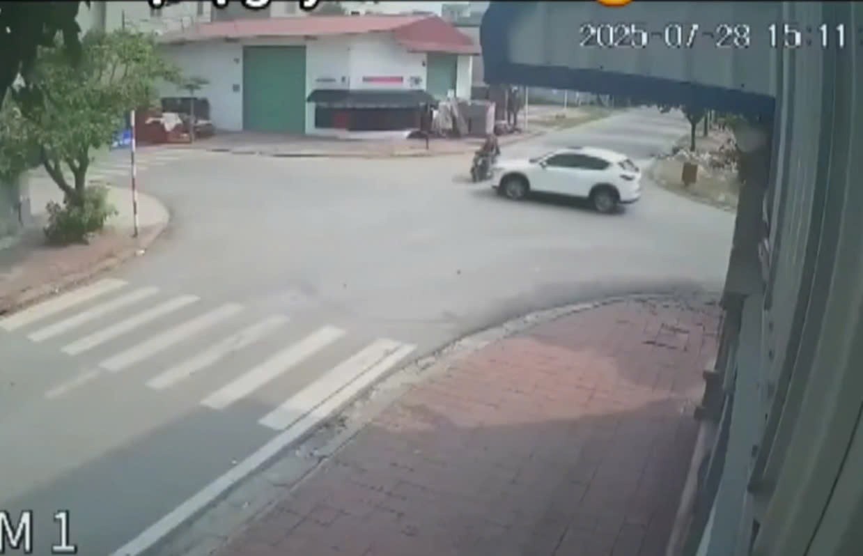 Xe máy trả giá đắt vì thiếu quan sát qua ngã tư