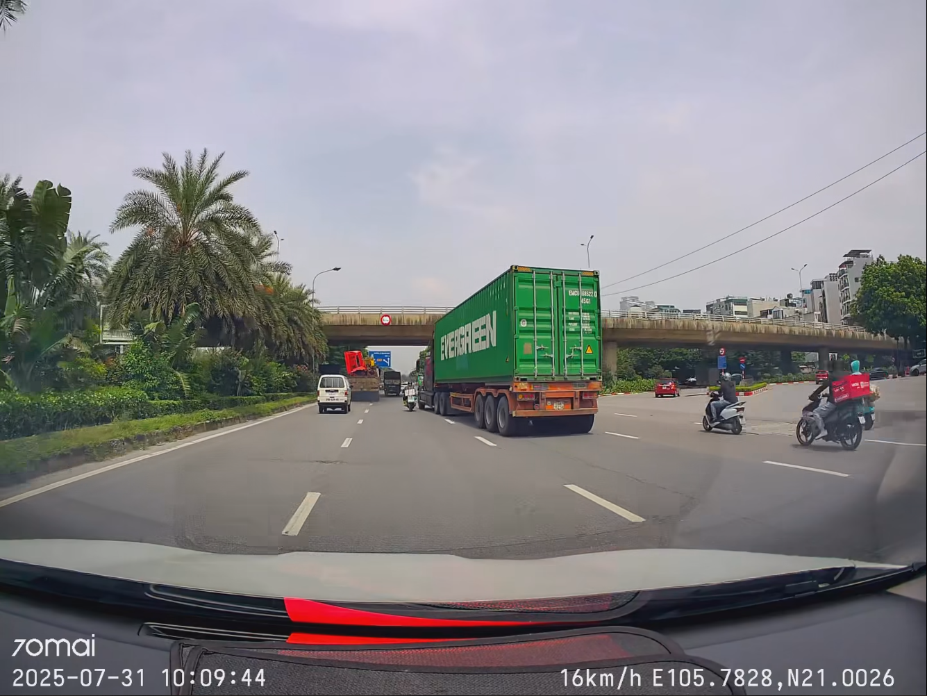 Coi thường giảm tốc khi đi qua hầm chui, tài xế container ép người đi xe máy
