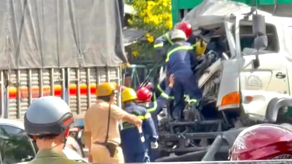 Xe cứu hộ kéo xe rác cán một người tử vong ở TP HCM Xe cứu hộ kéo xe rác cán một người tử vong ở TP HCM