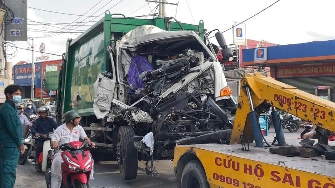 Xe cứu hộ kéo xe rác cán một người tử vong ở TP HCM