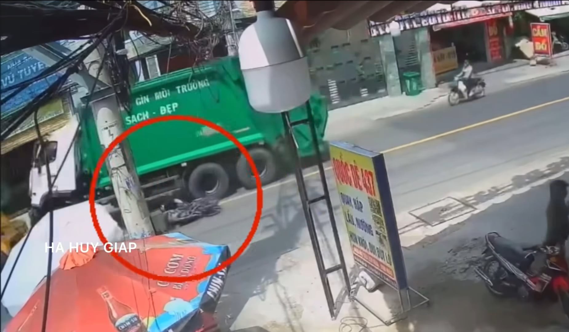 Clip xe máy va chạm với xe chở rác đang được kéo bởi xe cứu hộ, người lái tử vong tại chỗ