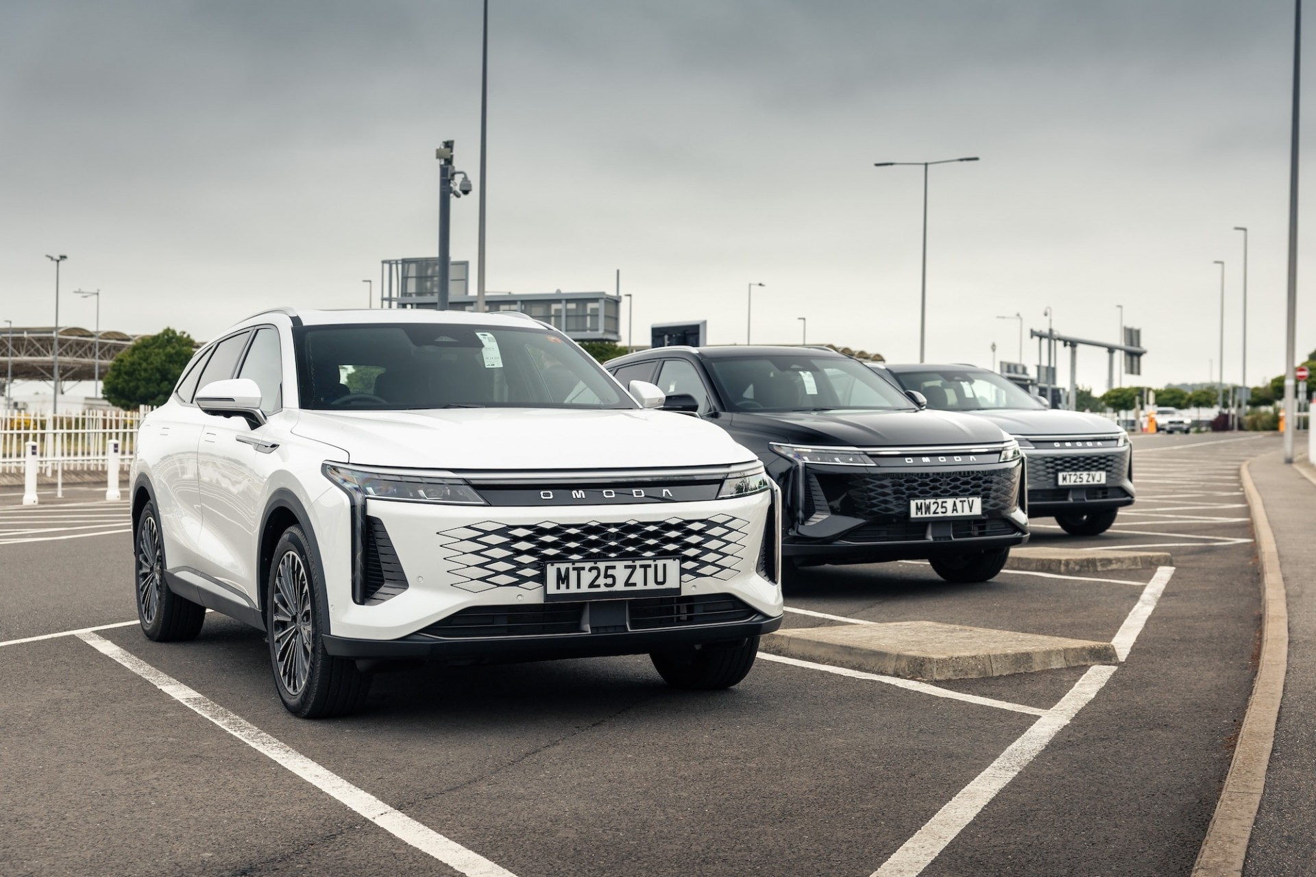 Mẫu xe plug-in hybrid này vừa đi qua 9 nước Châu Âu và 1.175 km với bằng một bình nhiên liệu