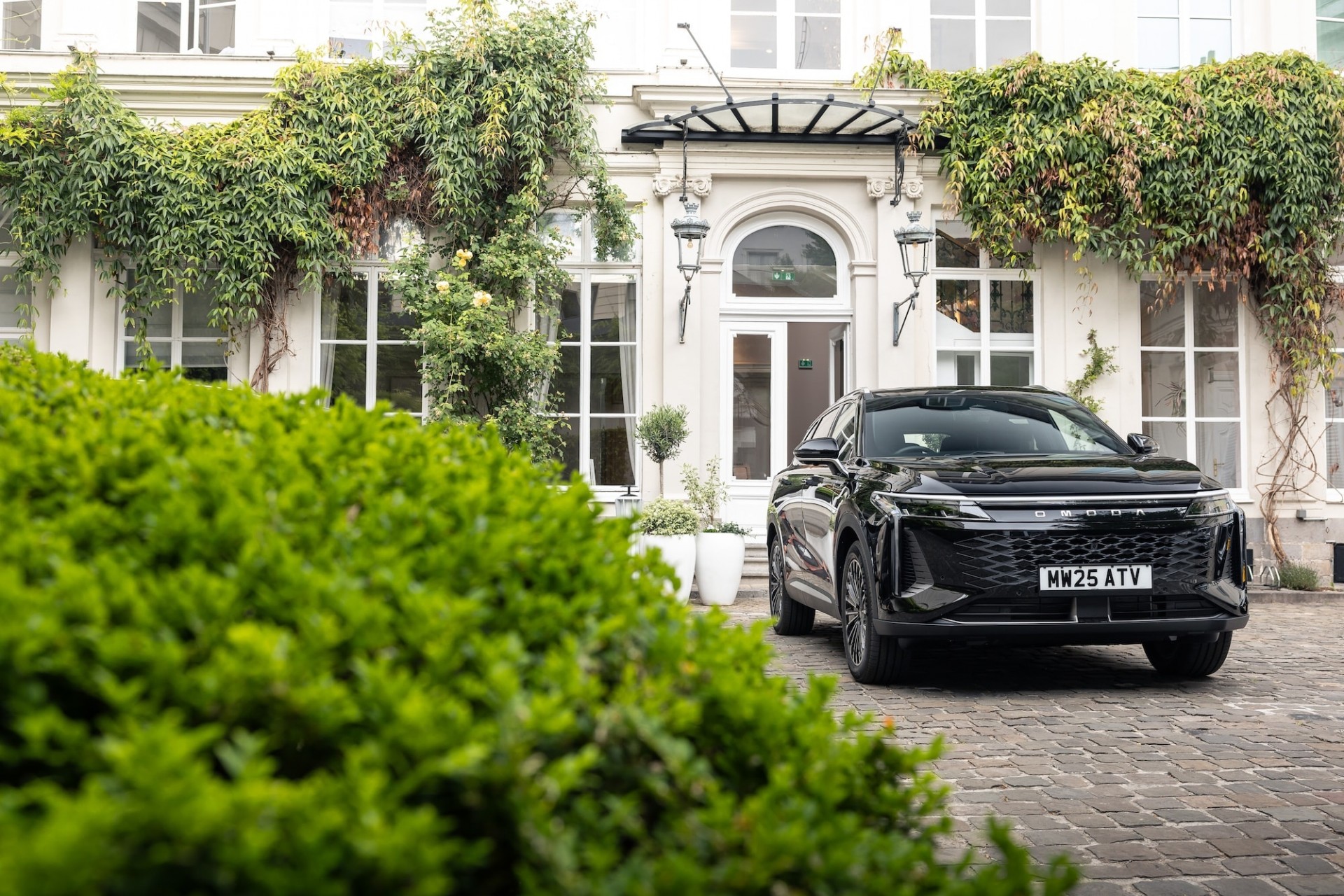 Mẫu xe plug-in hybrid này vừa đi qua 9 nước Châu Âu và 1.175 km với bằng một bình nhiên liệu