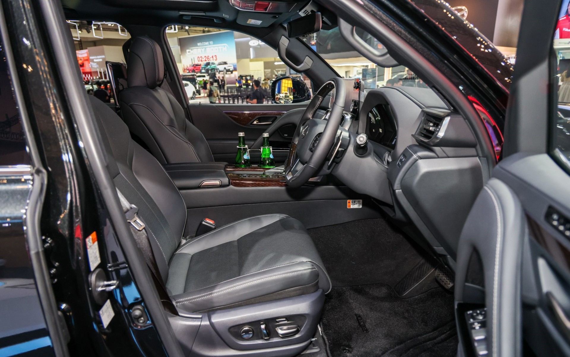 Lexus LX 700h ra mắt, SUV hạng sang giá gần 240.000 USD Lexus LX 700h ra mắt, SUV hạng sang giá gần 240.000 USD