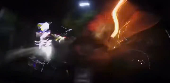 Kinh hoàng khoảnh khắc thanh niên phóng ẩu tông trực diện vào ô tô Kinh hoàng khoảnh khắc thanh niên phóng ẩu tông trực diện vào ô tô