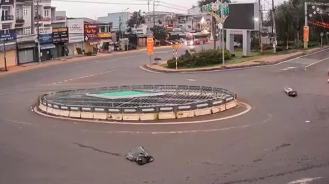 Tài xế xe máy bị quật văng vì vướng vào dây điện bị xe tải làm đứt