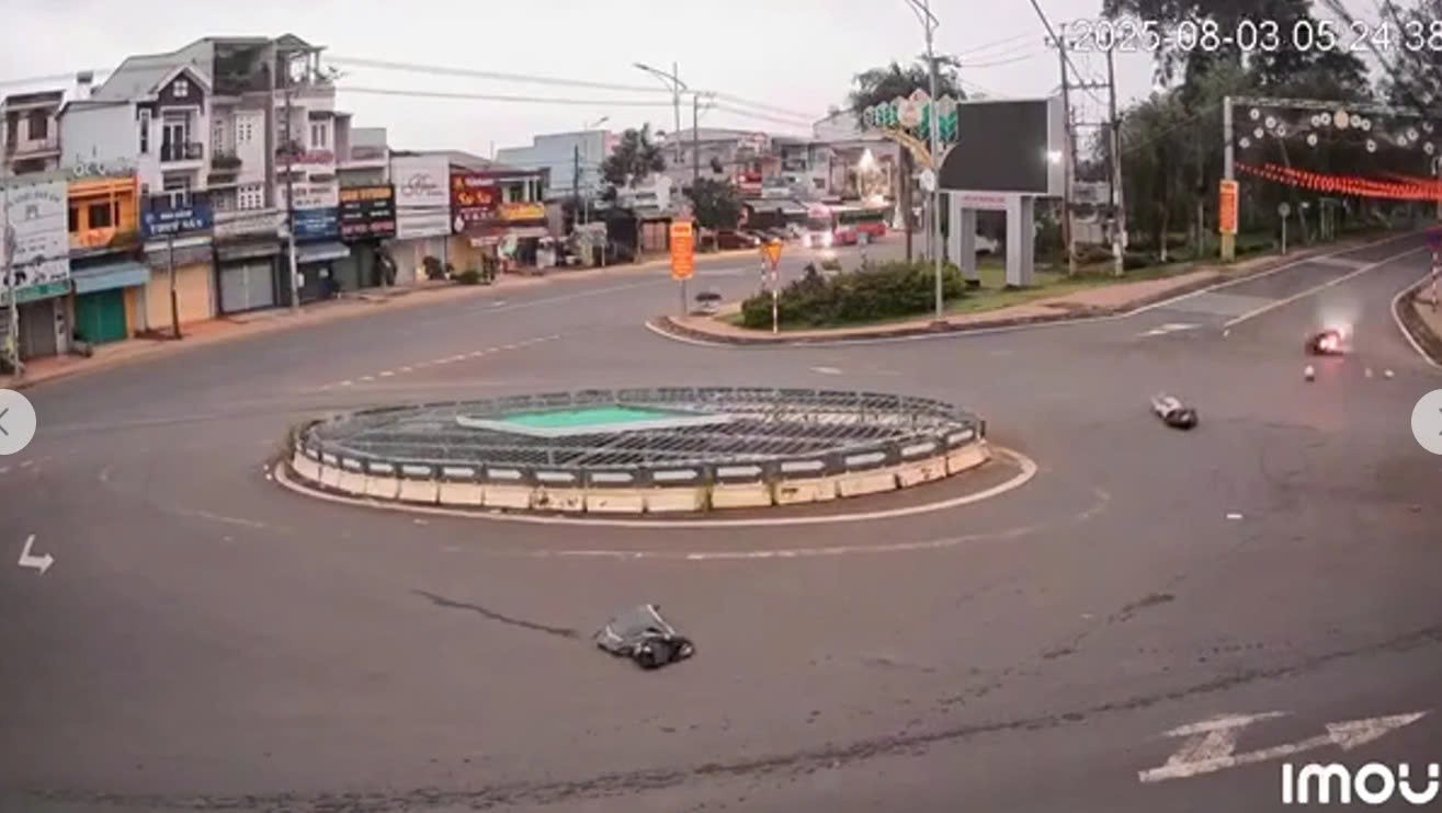 Tài xế xe máy bị quật văng vì vướng vào dây điện bị xe tải làm đứt Tài xế xe máy bị quật văng vì vướng vào dây điện bị xe tải làm đứt