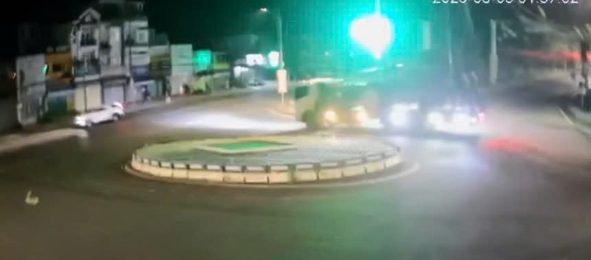 Tài xế xe máy bị quật văng vì vướng vào dây điện bị xe tải làm đứt