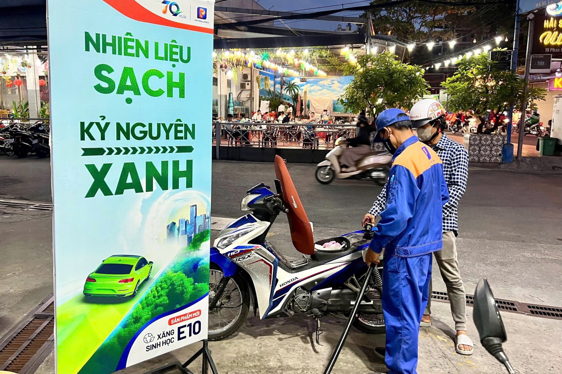 Một cây xăng của Petrolimex ở TP HCM thí điểm bán xăng E10 từ ngày 1/8.