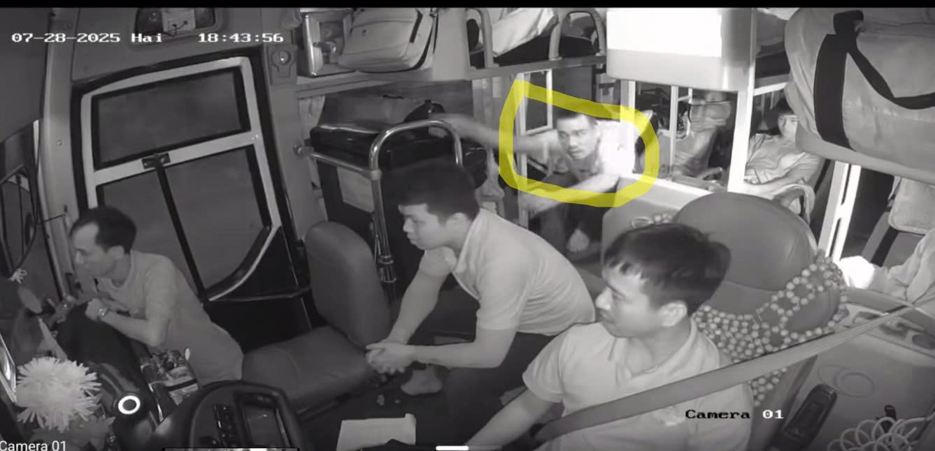 Nguyên nhân đằng sau vụ hành khách tát tài xế khi xe khách đang lưu thông trên đường Nguyên nhân đằng sau vụ hành khách tát tài xế khi xe khách đang lưu thông trên đường