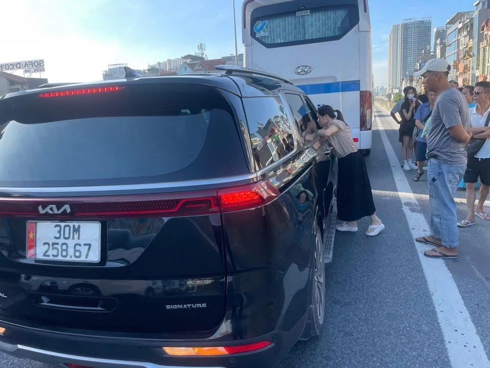 Bức xúc vì không được nhường đường, tài xế xe con rút chìa khóa xe khách rồi bỏ đi mất tích