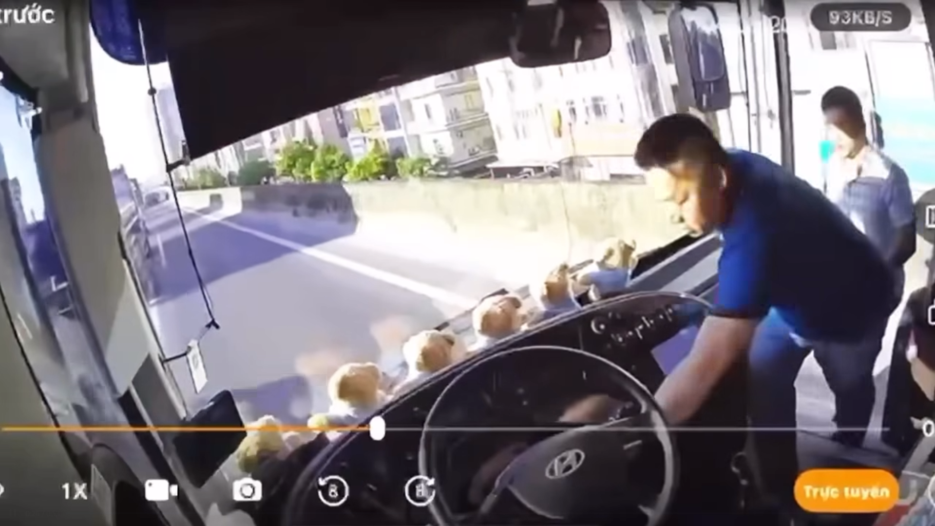 Bức xúc vì không được nhường nhập làn trên vành đai 3, tài xế ô tô rút chìa khóa xe khách gây tắc nghẽn