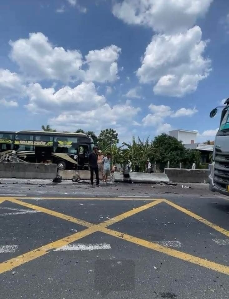 Va chạm giữa xe khách và xe máy, người điều khiển xe máy tử vong