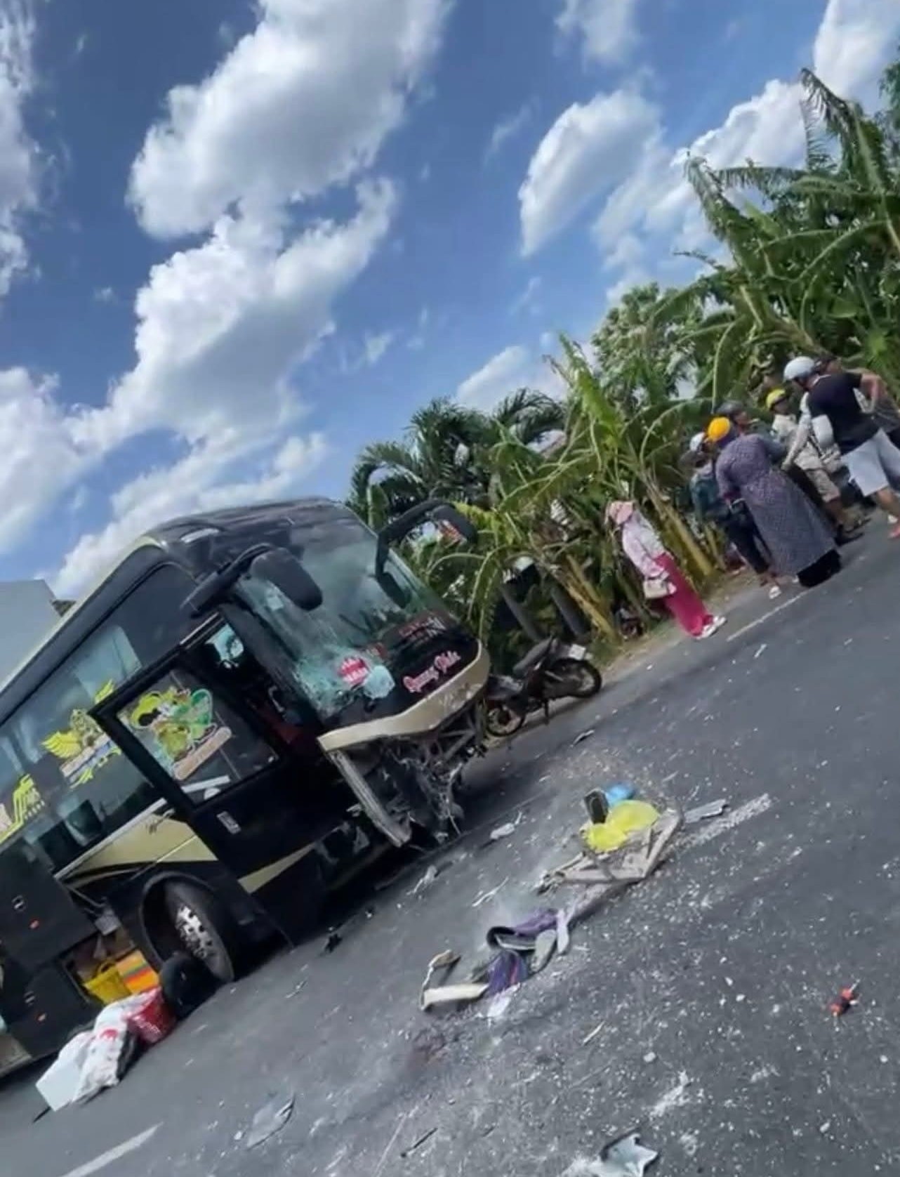 Xe máy va chạm xe khách, hai người tử vong