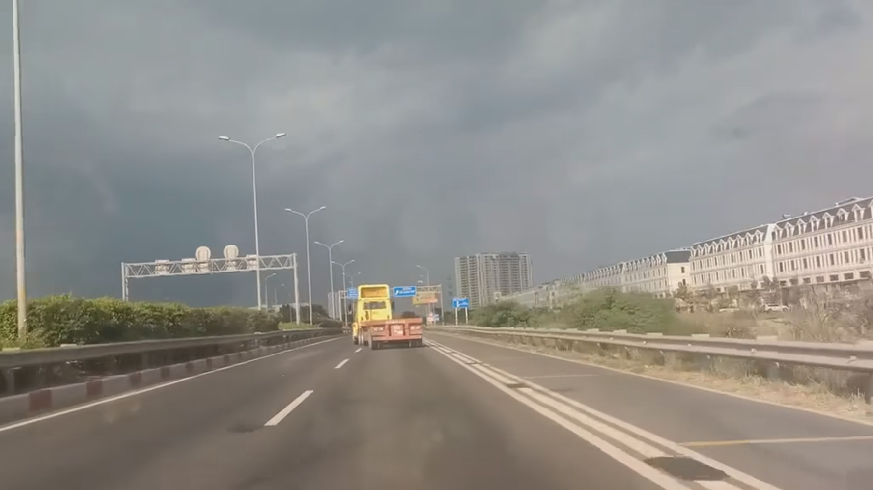 Lạng lách trên cao tốc để... giải khuây vì buồn chuyện gia đình, tài xế xe container 'trả giá đắt'