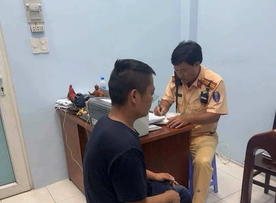 Lạng lách trên cao tốc để... giải khuây vì buồn chuyện gia đình, tài xế xe container 'trả giá đắt' Lạng lách trên cao tốc để... giải khuây vì buồn chuyện gia đình, tài xế xe container 'trả giá đắt'