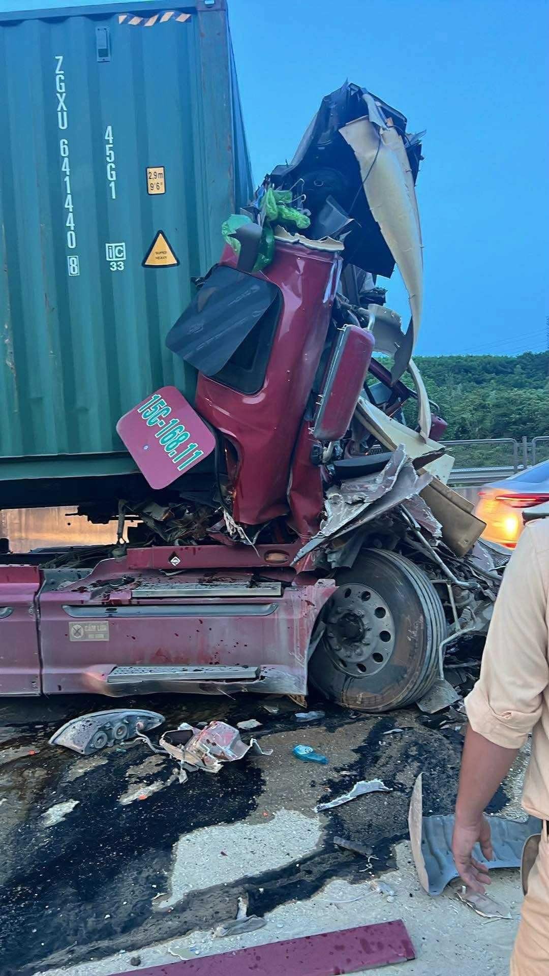Tai nạn trên cao tốc Bắc - Nam, tài xế mắc kẹt trong ca-bin xe container Tai nạn trên cao tốc Bắc - Nam tài xế mắc kẹt trong ca-bin