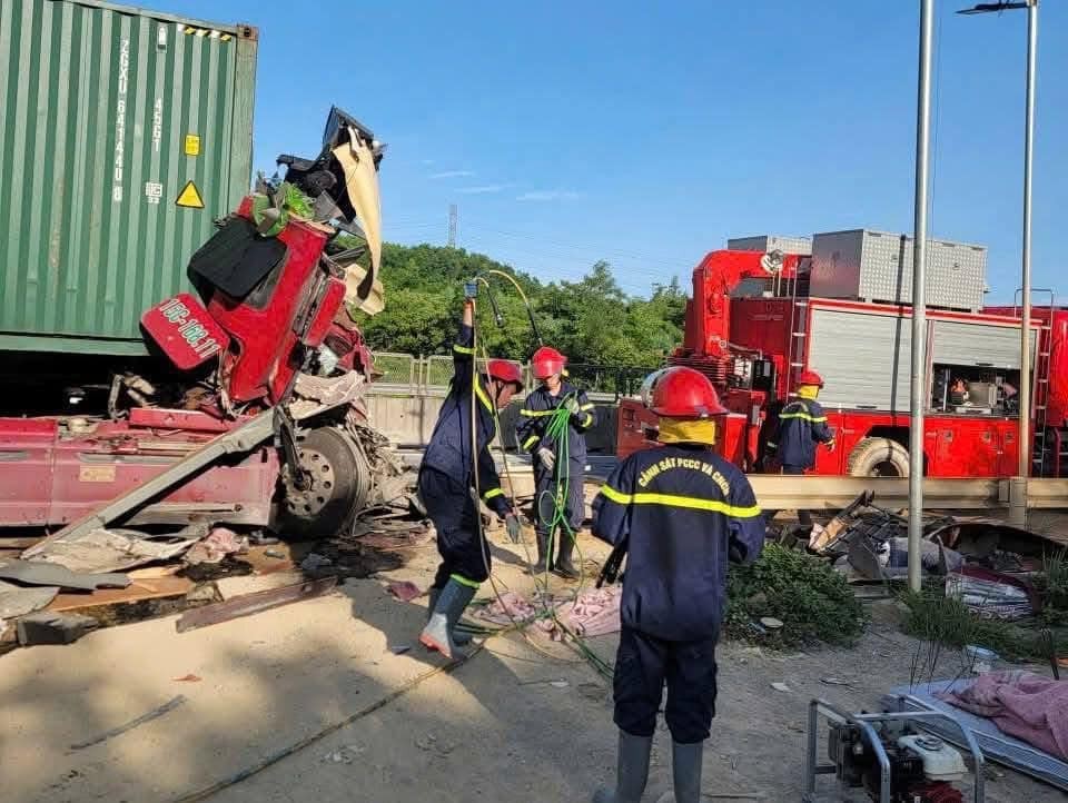 Tai nạn trên cao tốc Bắc - Nam, tài xế mắc kẹt trong ca-bin xe container Tai nạn trên cao tốc Bắc - Nam tài xế mắc kẹt trong ca-bin