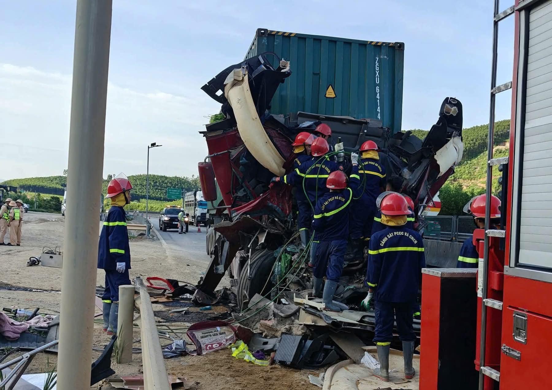 Tai nạn trên cao tốc Bắc - Nam, tài xế mắc kẹt trong ca-bin xe container