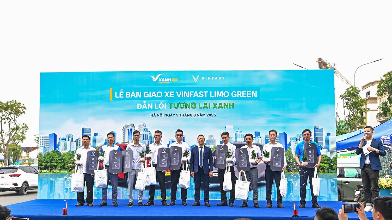 20 xe VinFast Limo Green đầu tiên đến tay khách hàng Việt