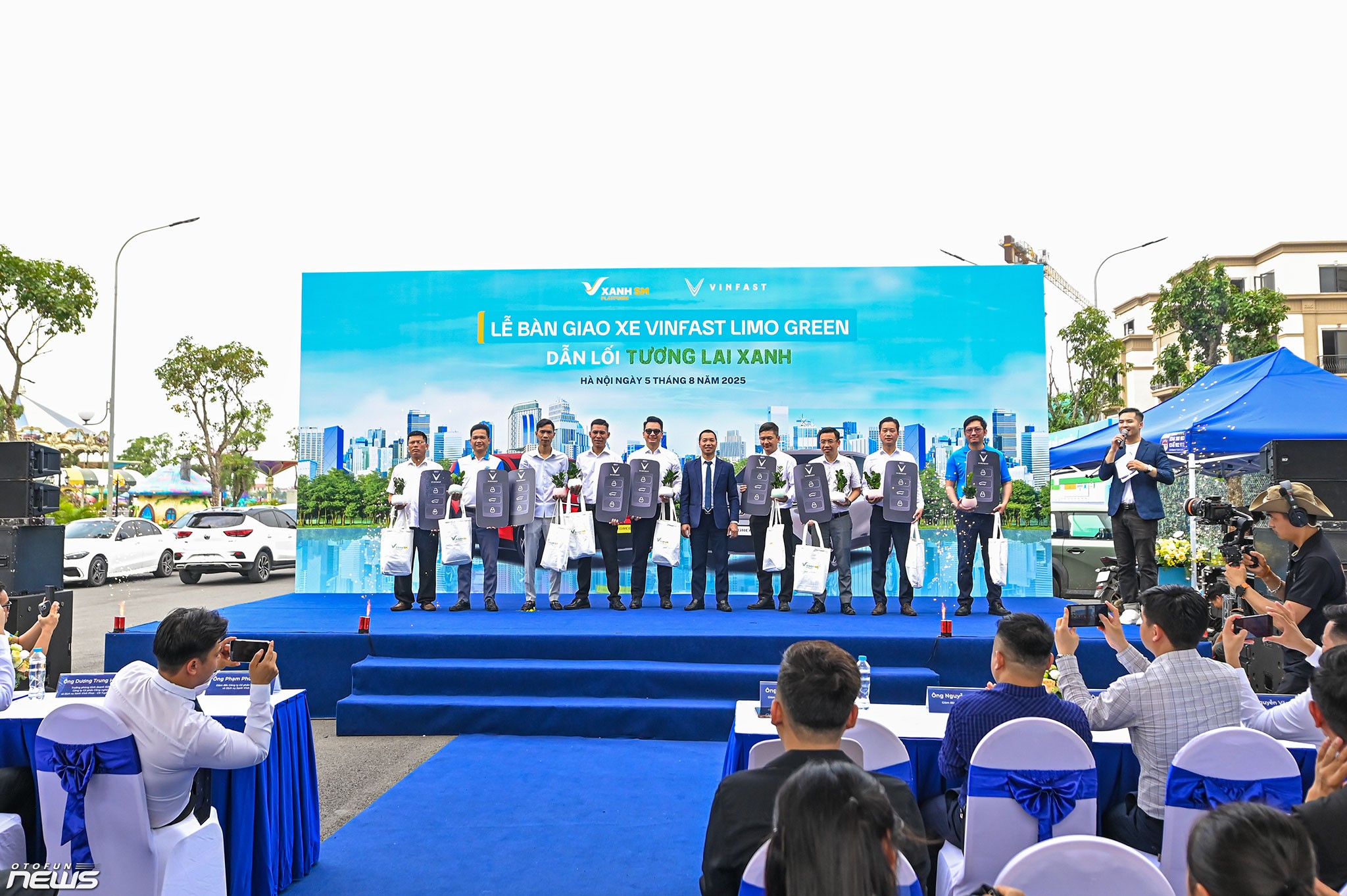 Lễ bàn giao 20 chiếc VinFast Limo Green đầu tiên