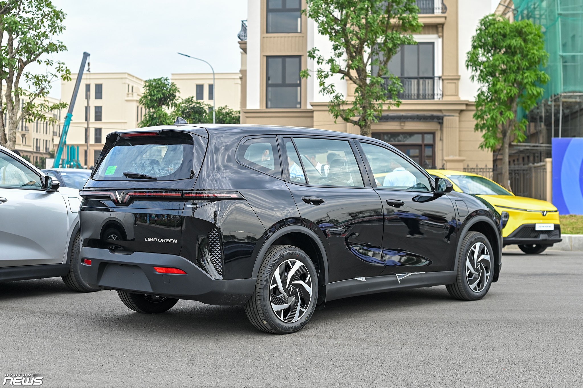 20 xe VinFast Limo Green đầu tiên đến tay khách hàng Việt