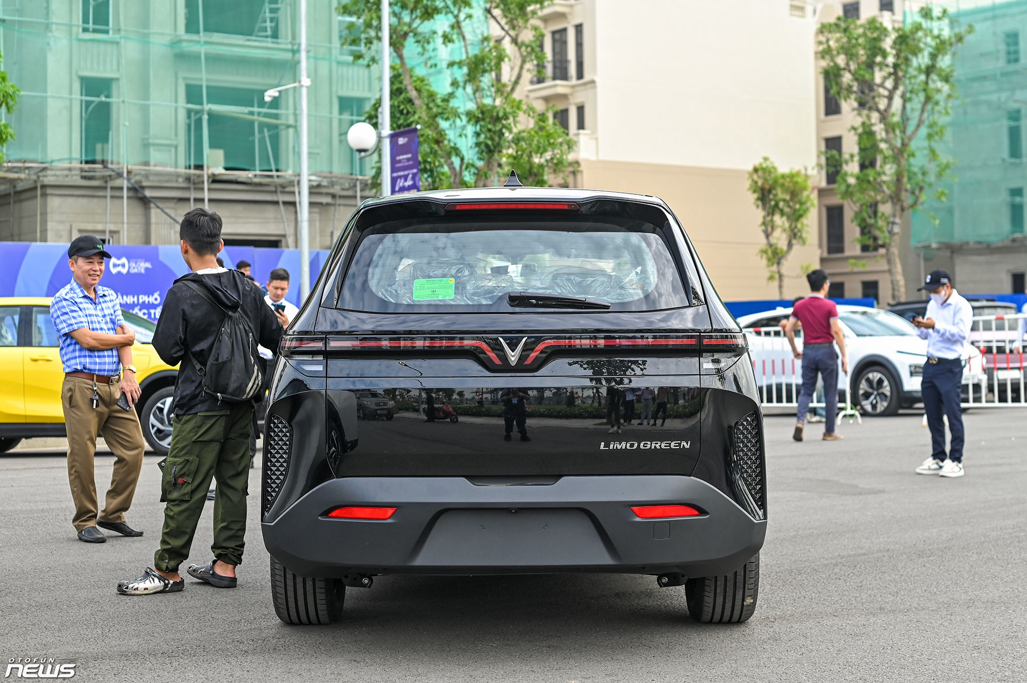 20 xe VinFast Limo Green đầu tiên đến tay khách hàng Việt