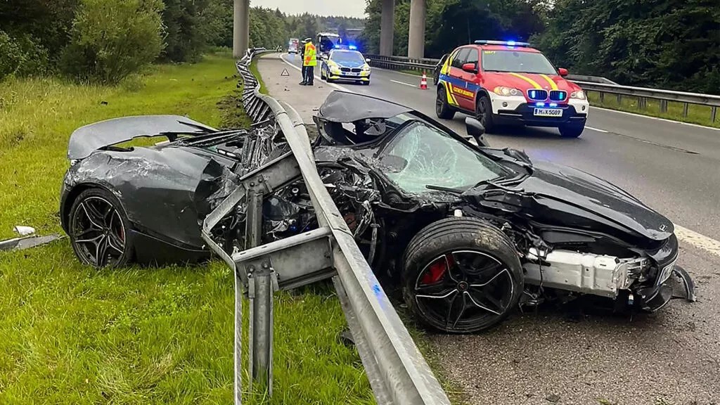 Siêu xe McLaren 720S gặp tai nạn