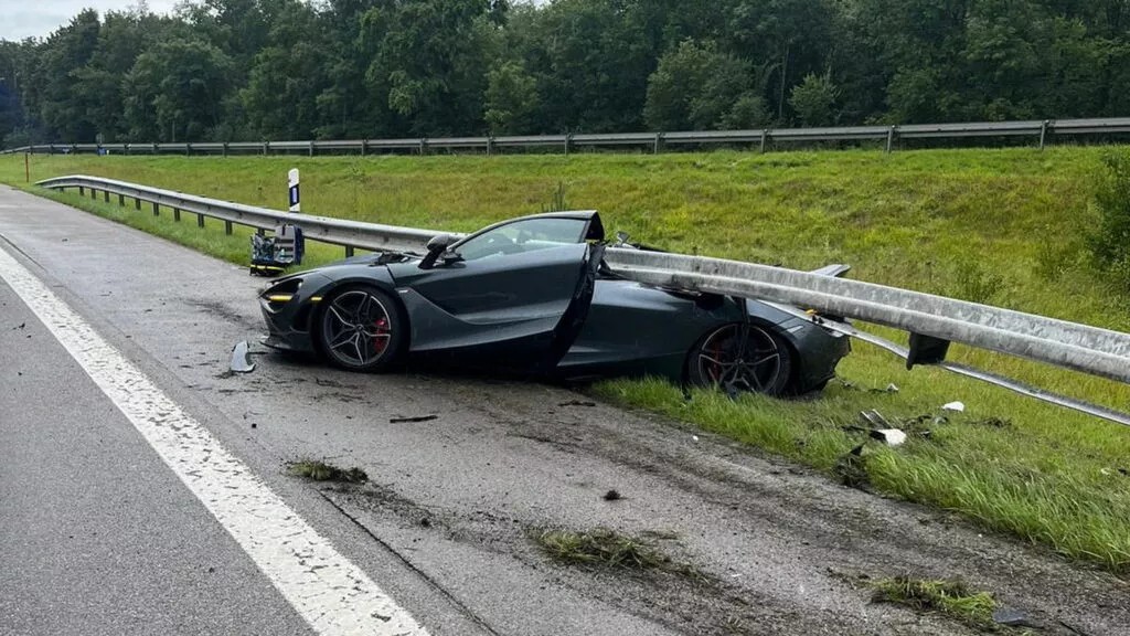 Siêu xe McLaren 720S gặp tai nạn nát bét, nhưng chủ xe chỉ bị thương nhẹ