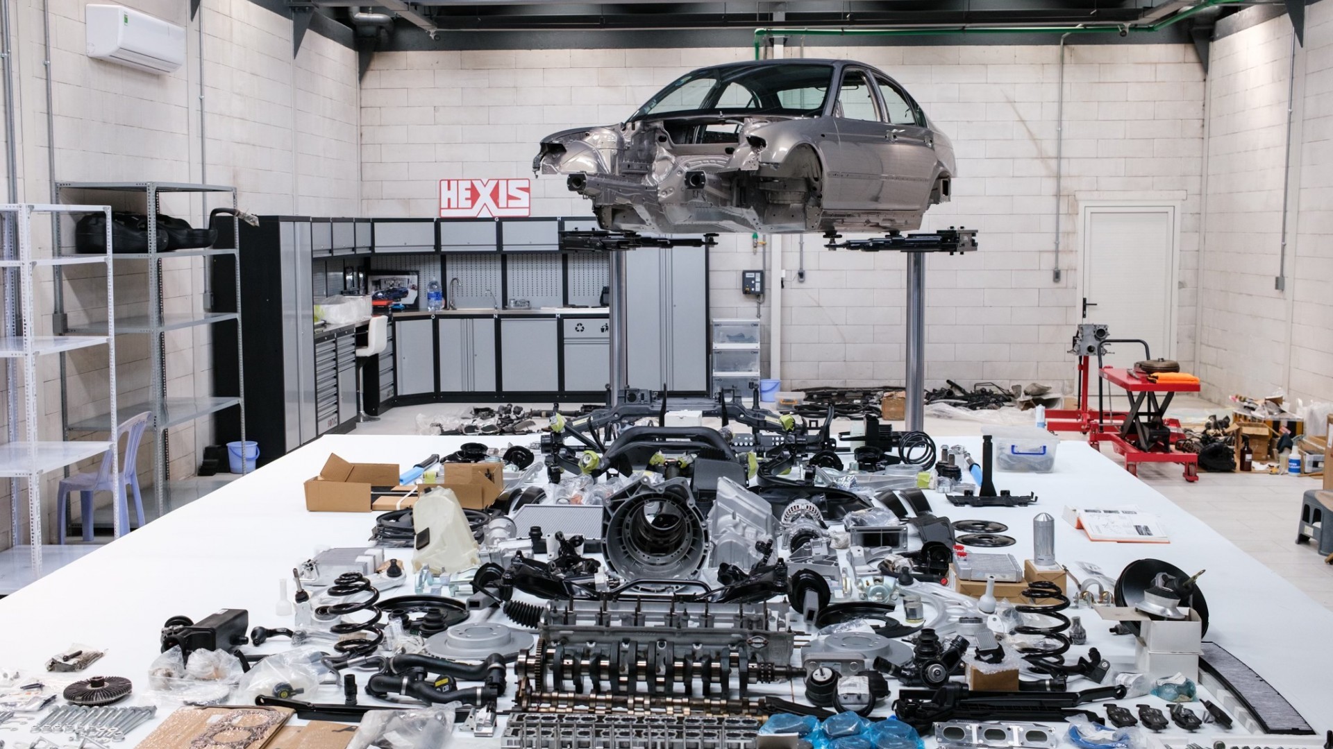 Chiêm ngưỡng bộ linh kiện BMW E46 gồm hàng nghìn chi tiết chuẩn bị được lắp ráp bởi thợ Việt