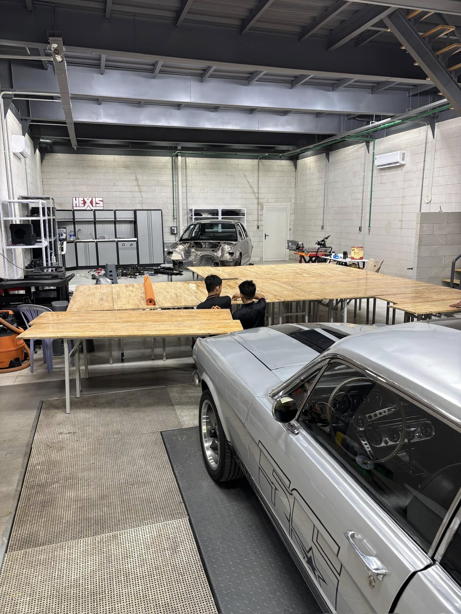 Chiêm ngưỡng bộ linh kiện BMW E46 gồm hàng nghìn chi tiết chuẩn bị được lắp ráp bởi thợ Việt