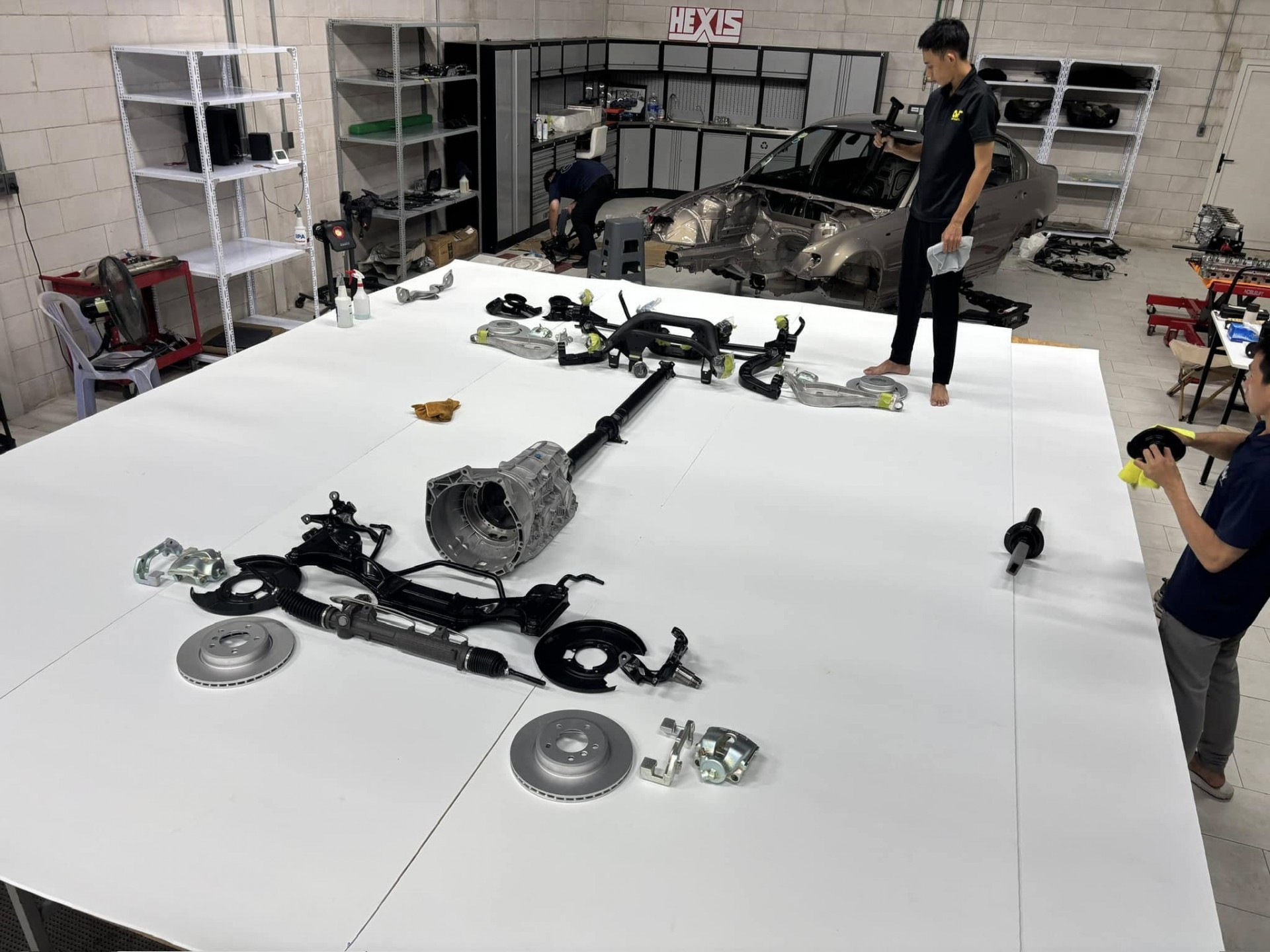 Chiêm ngưỡng bộ linh kiện BMW E46 gồm hàng nghìn chi tiết chuẩn bị được lắp ráp bởi thợ Việt