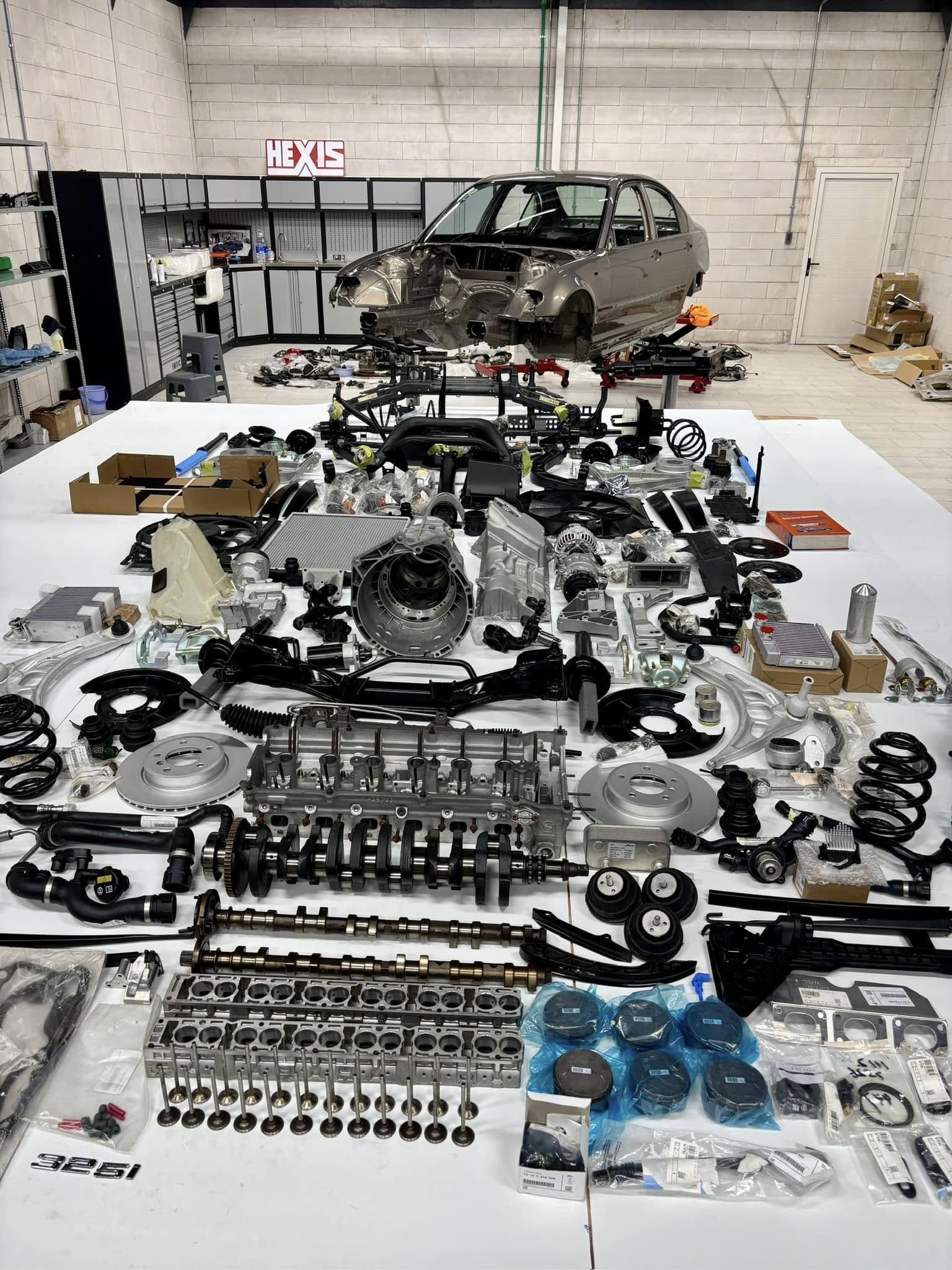 Chiêm ngưỡng hàng nghìn linh kiện của một chiếc BMW E46 chuẩn bị được lắp ráp bởi thợ Việt