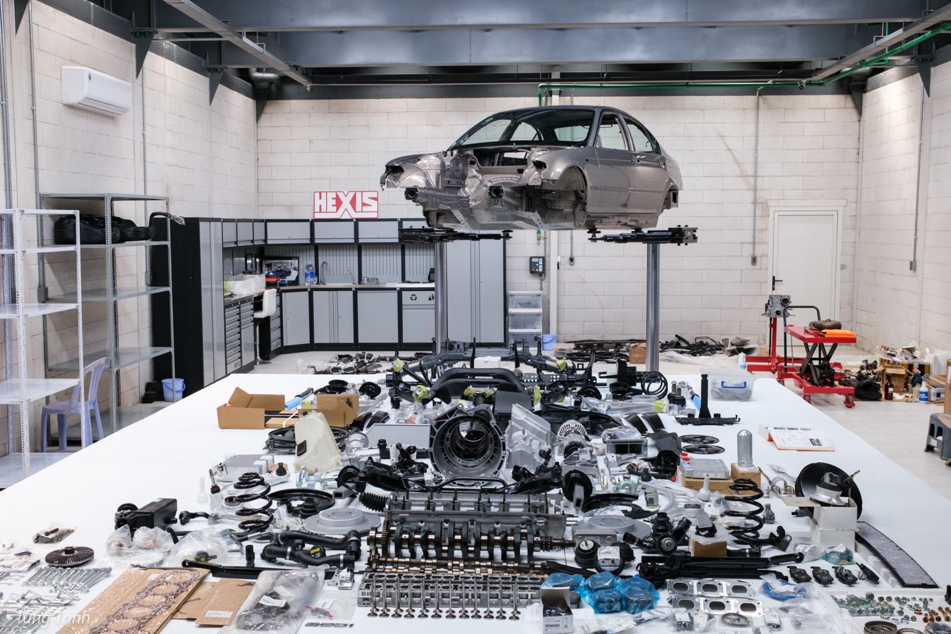 Chiêm ngưỡng bộ linh kiện BMW E46 gồm hàng nghìn chi tiết chuẩn bị được lắp ráp bởi thợ Việt