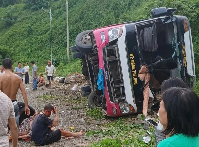 Lật xe khách ở Phú Thọ, 1 người tử vong Lật xe khách ở Phú Thọ, 1 người tử vong