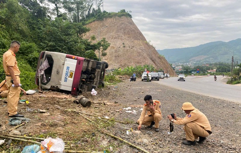 Phú Thọ: Lật xe khách ở dốc Cun “tử thần”, một người tử vong Lật xe khách ở dốc Cun