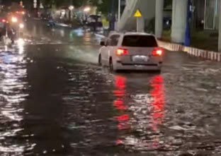 Lexus LX 570 lội nước liều lĩnh và kết quả là chết máy giữa đường