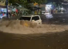 Lexus LX 570 lội nước