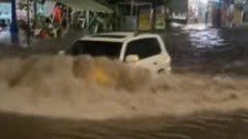 Lexus LX 570 lội nước liều lĩnh và kết quả là chết máy giữa đường