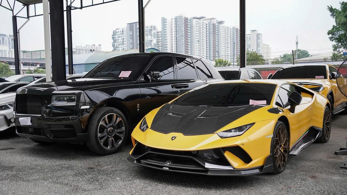 Vi phạm thuế và biển số, loạt Lamborghini và Rolls-Royce bị thu giữ