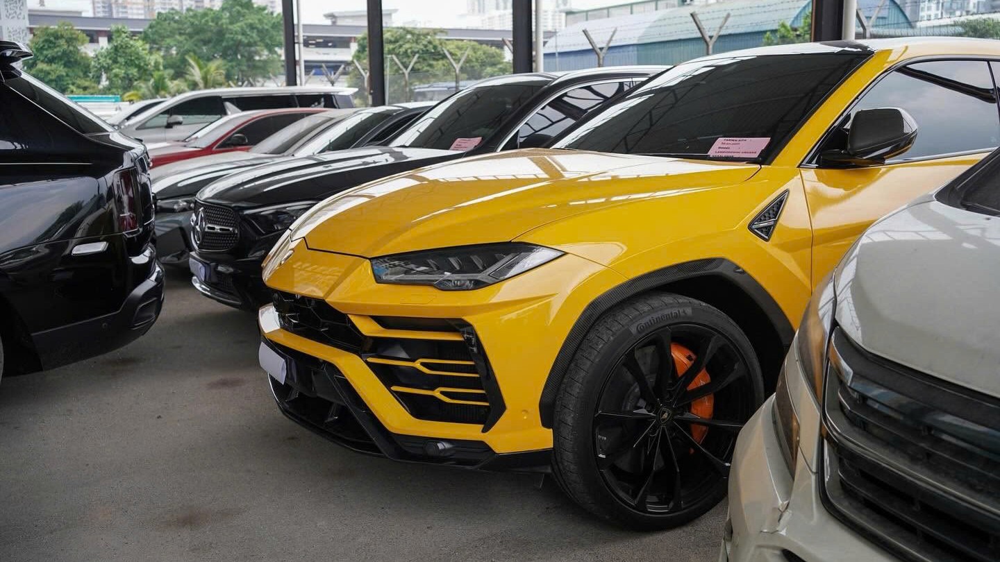 Vi phạm thuế và biển số, loạt Lamborghini và Rolls-Royce bị thu giữ