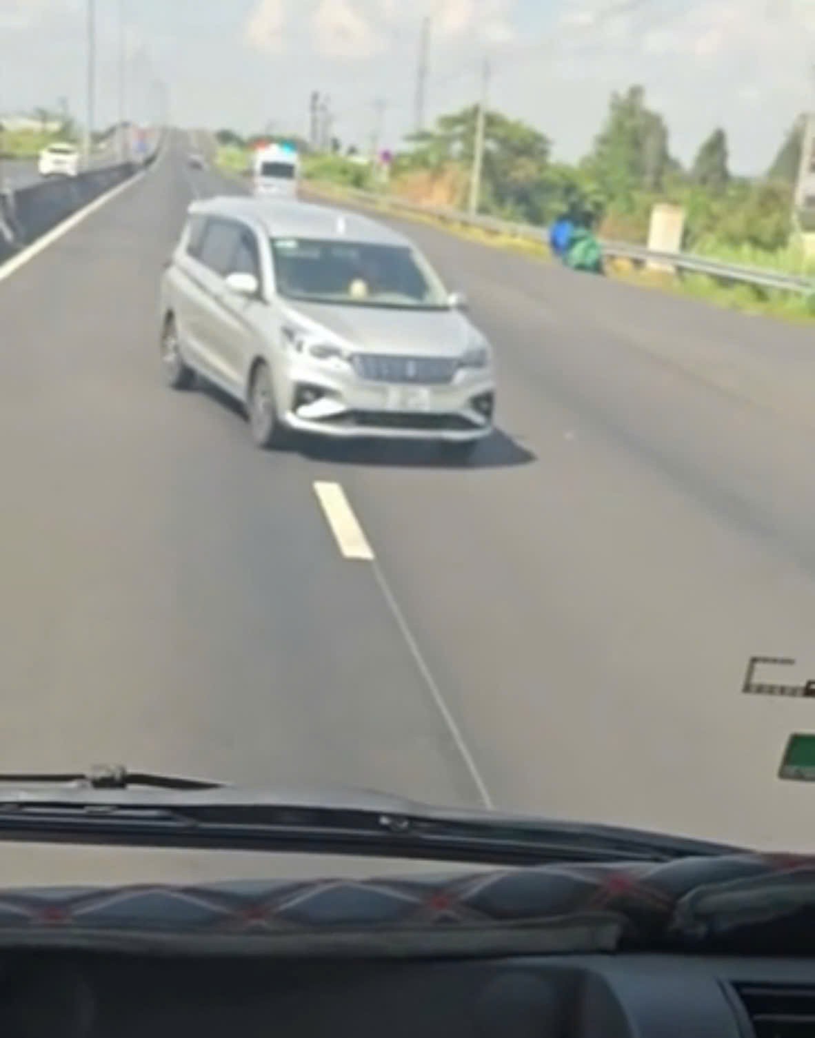 Nữ tài xế đi ngược chiều trên Quốc lộ N2B