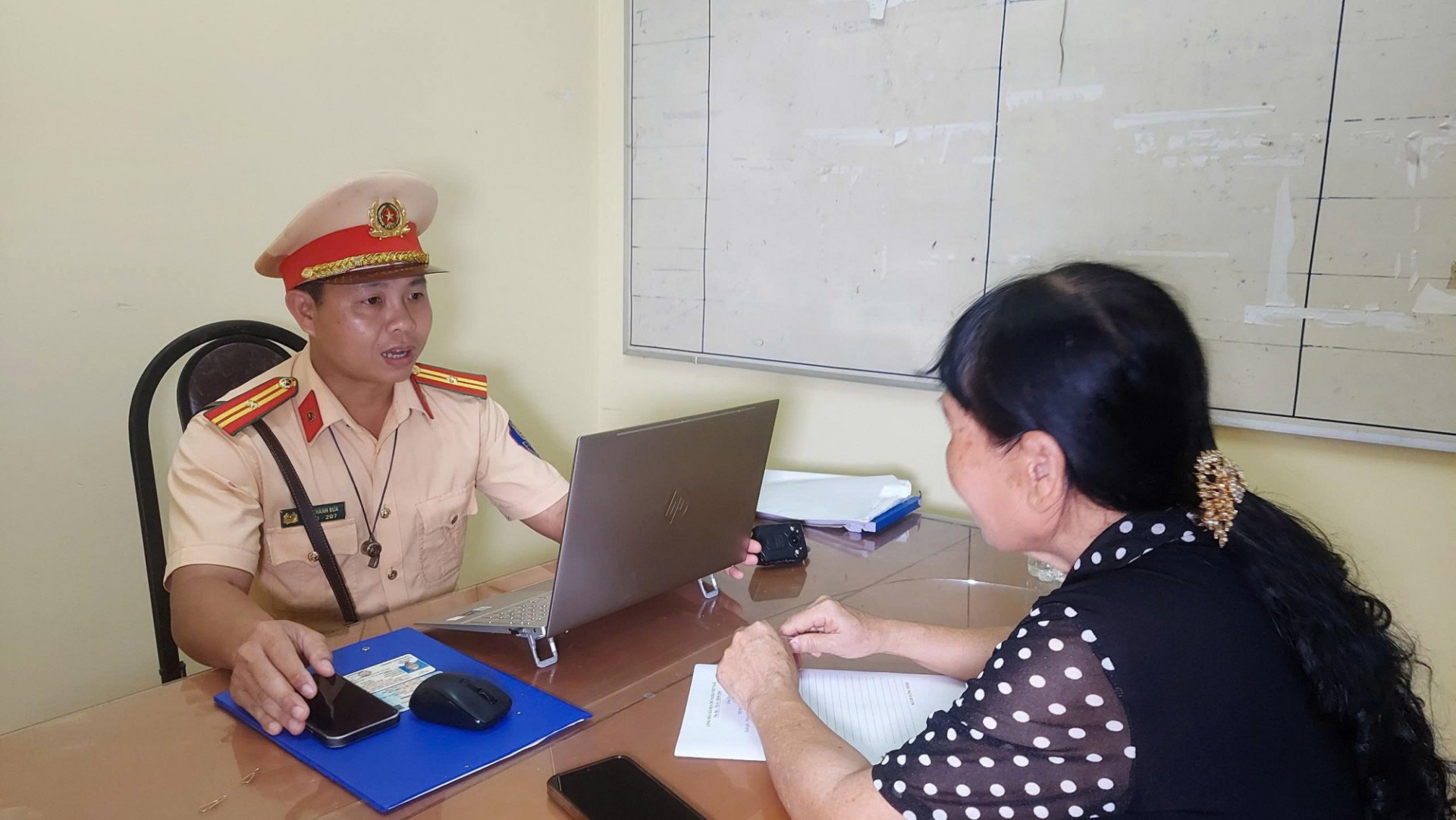 Nữ tài xế đi ngược chiều trên Quốc lộ N2B