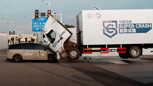 Thử nghiệm va chạm của xe điện Trung Quốc gây tranh cãi khi khiến xe tải nặng 8 tấn "bay cả 4 bánh"
