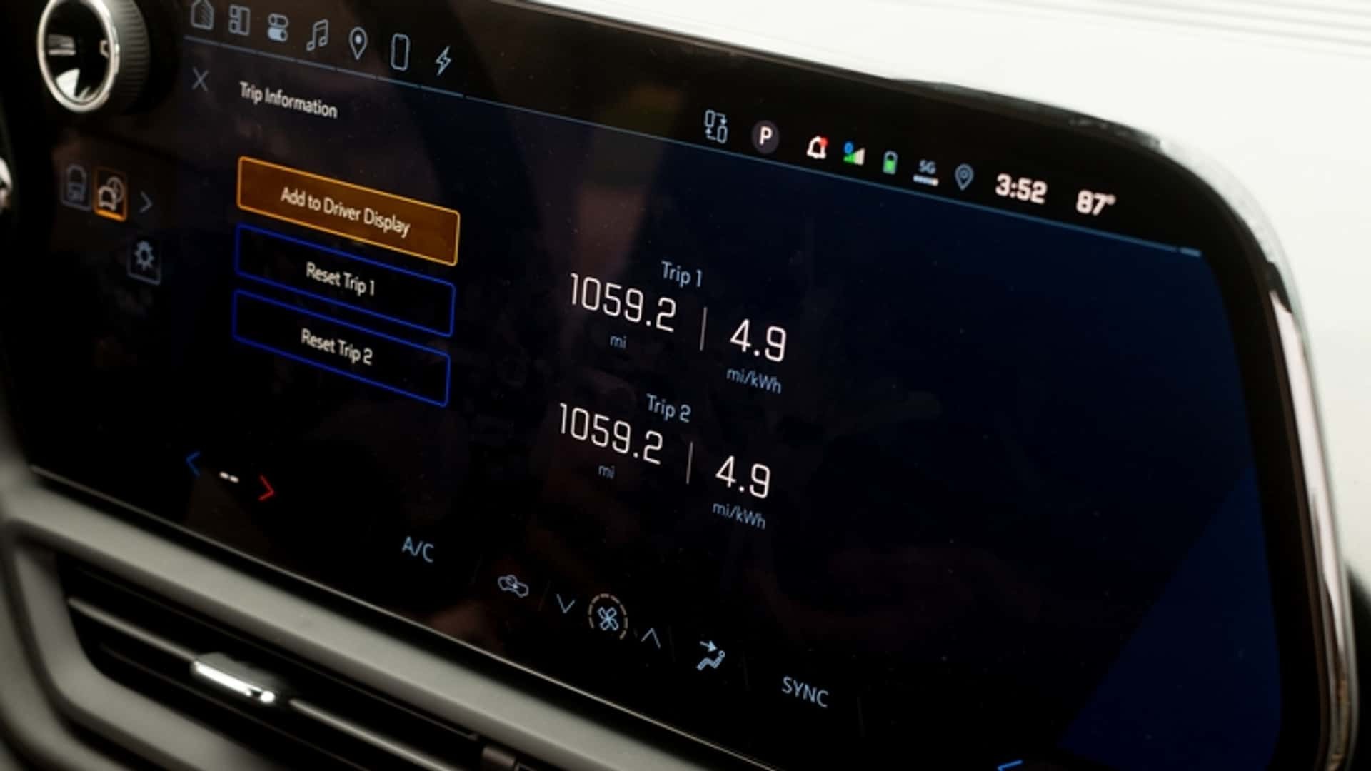 Bán tải điện Chevrolet Silverado EV phá vỡ kỷ lục phạm vi khi đi hơn 1.700 km chỉ bằng một lần sạc